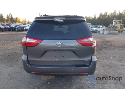 2018 Toyota Sienna Xle Premium 8 Passenger z USA, uszkodzony, nr VIN 5TDYZ3DC7JS955455